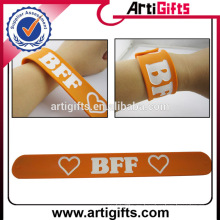 Artigifts más nuevo promocional personalizado de silicona Slap pulsera